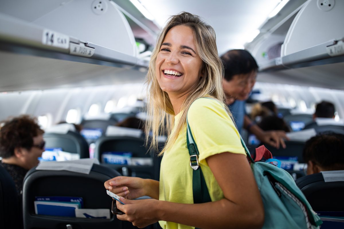 Smilende passager i flykabinen